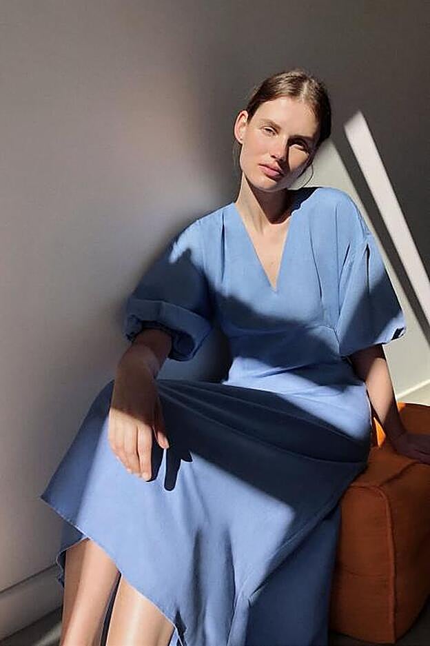 Vestido azul de Zara, en tejido rústico, de la nueva colección de verano de la firma (39,95 euros).