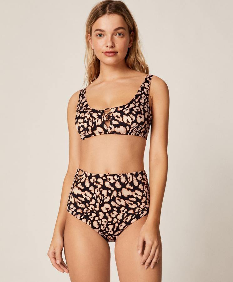El leopardo también llega a los bikinis. Este es de Oysho y está formado por braguita (15,99 euros) alta con abertura lateral y sujetador (17,99 euros) sin aro con escote cuadrado y detalle de abertura frontal.