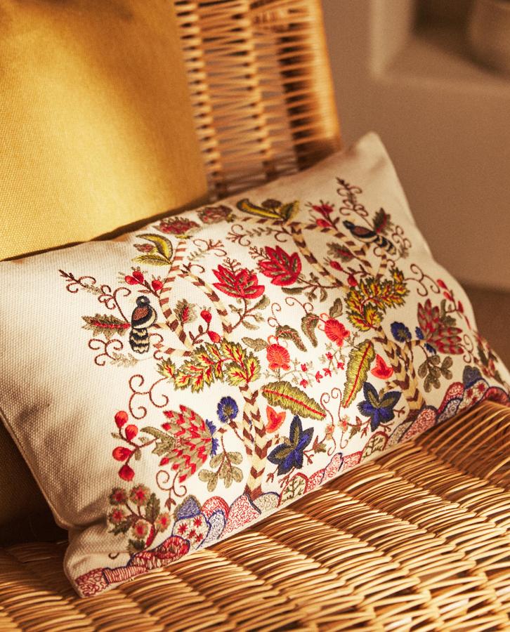 Con un tamaño de 30 x 50 centímetros, esta funda de cojín con coloridos bordados será uno de los protagonistas de tu nueva decoración. Tiene un precio de 19,99 euros.