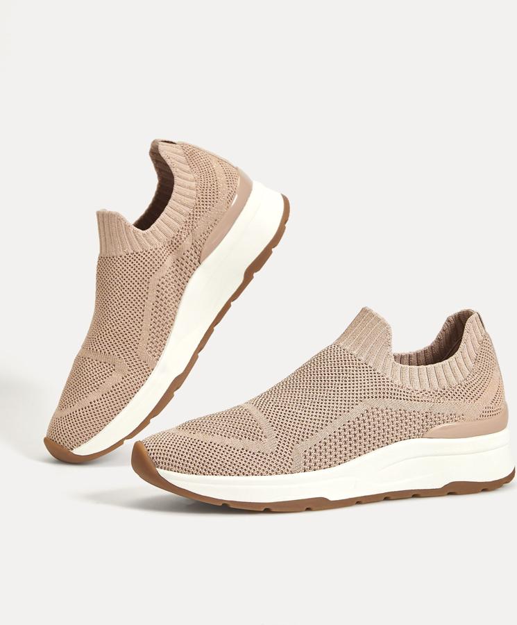 En color rosa, estas cómodas zapatillas de deporte de Oysho no tienen pespunte ni cordones. Cuentan con una alta transpirabilidad y un buen agarre en la suela que mejora la tracción. Tienen un precio de 35,99 euros.