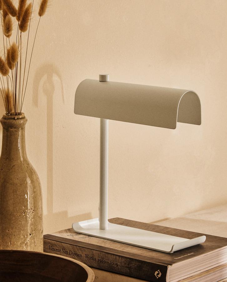 Como la iluminación es una de las partes más importantes en la decoración de una casa, te proponemos esta lámpara tipo flexo en color blanco. Tiene un precio de 19,99 euros.