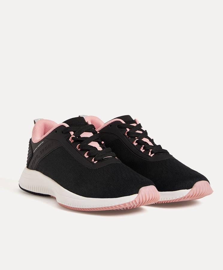 Estas zapatillas de deporte en negro y rosa tienen características especiales de running. Con alta absorción del impacto, collar acolchado que recoge mejor el tobillo y sujeción extra, es de Oysho y tiene un precio de 39,99 euros.