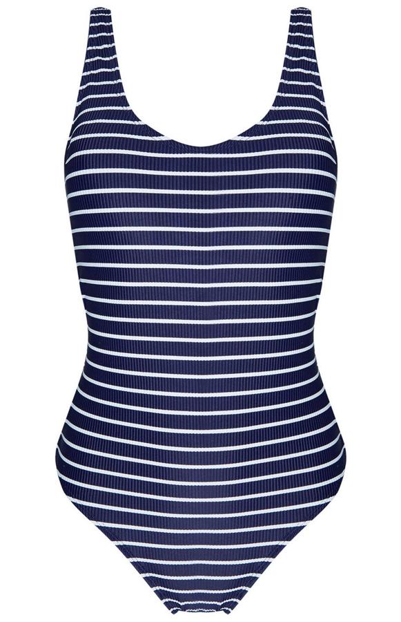 El tejido de este bañador se adapta perfectamente al cuerpo. En color azul oscuro con rayas finas en blanco, tiene un precio de 14 euros.