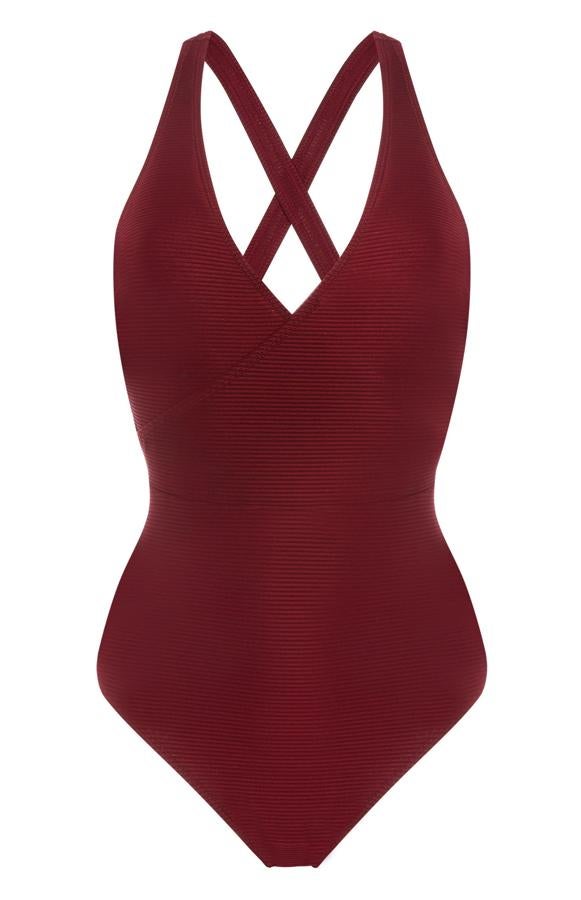 Este bañador en color burdeos y con escote de pico tiene efecto moldeador. Tiene un precio de 15 euros y los tirantes se cruzan en la espalda.