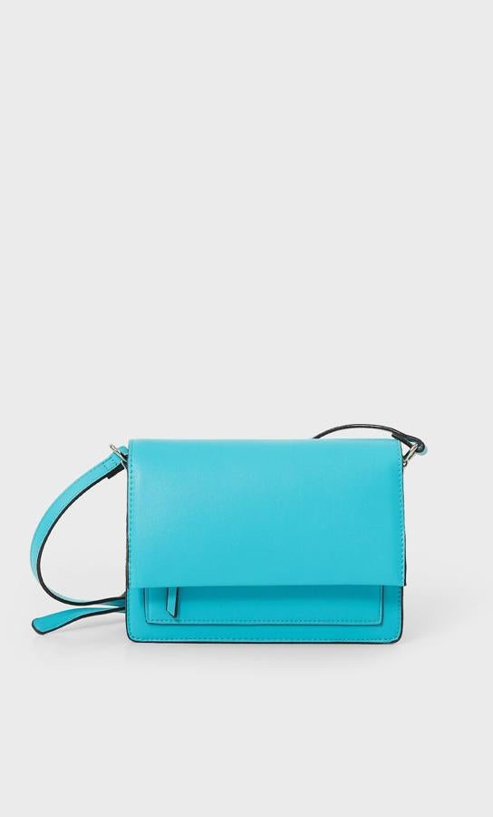 En color azul turquesa, este bolso bandolera de Stradivarius está rebajado, y tiene un precio de 13,99 euros. También está disponible en color gris.