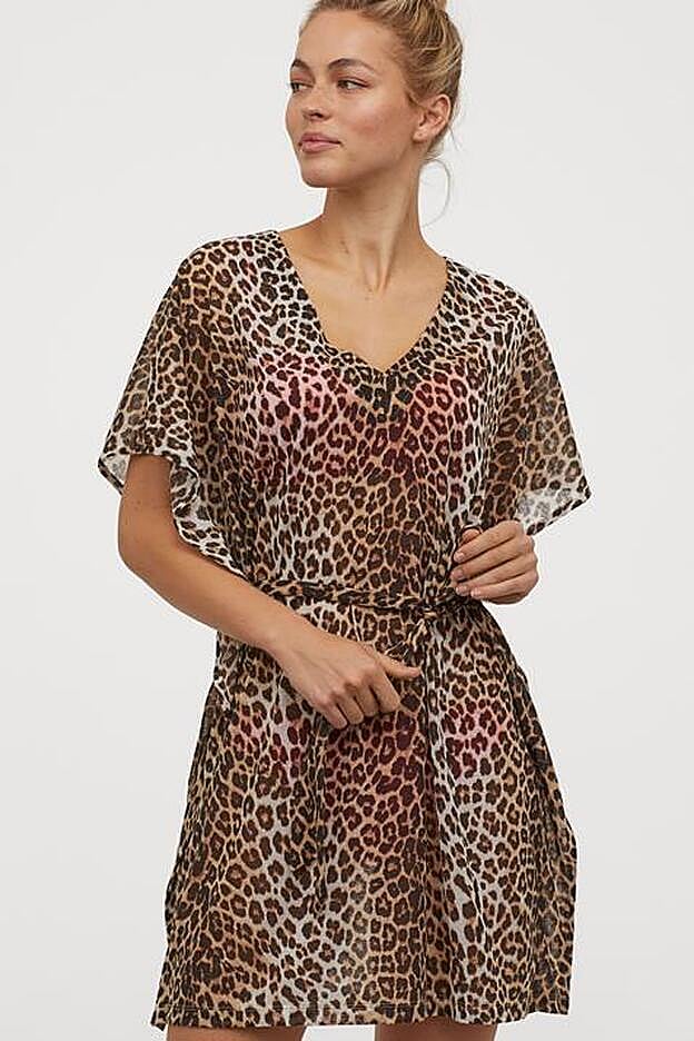 Este modelo corto, está disponible con estampado de leopardo, de cebra o de rayas.