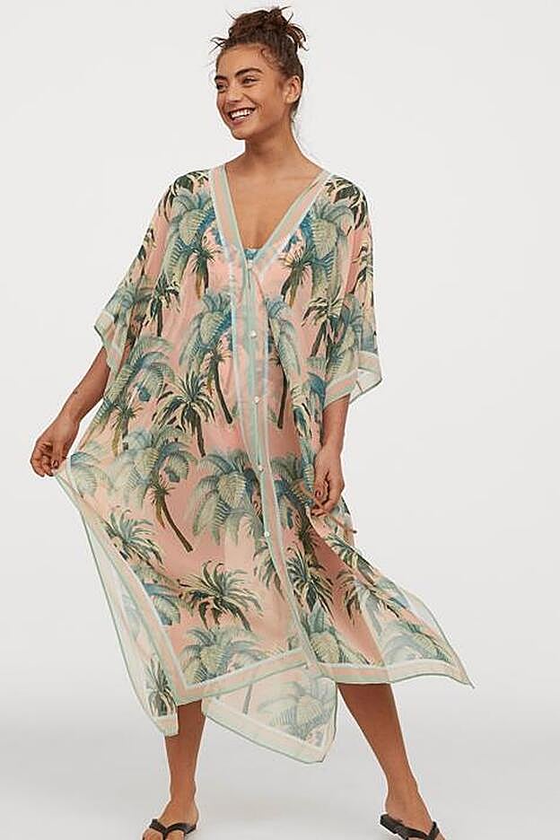 Este caftán es vaporoso y con un estampado de lo más veraniego.