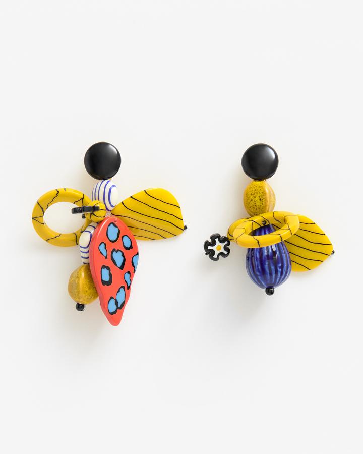 Estos pendientes largos de cerámica y resina pintada a mano en diferentes colores cuentan con cierre de clip y tiene un precio de 37 euros. Son de Bimba y Lola.