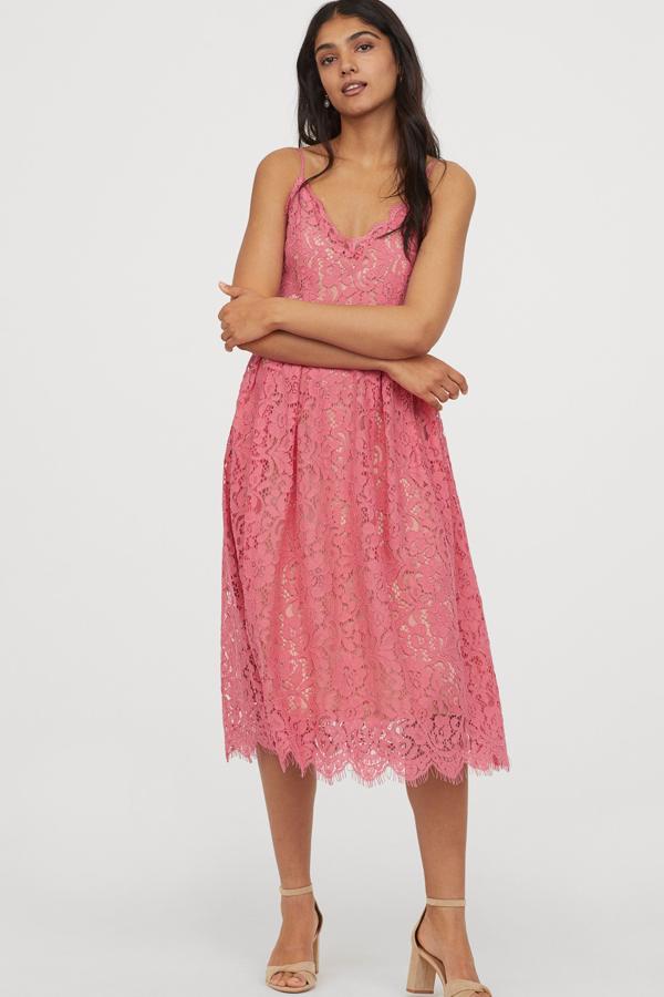 En las rebajas de H&M encontramos este vestido de encaje en color rosa que te salvará más de un estilismo este verano. Está disponible en varios colores más, y tiene un precio de 39,99 euros.