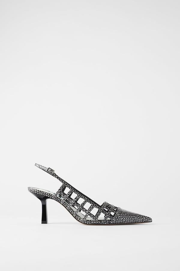 En los Special Prices de Zara encontramos joyas como esta. Este zapato destalonado con tacón de 7,5 centímetros y estampado animal en el corte con detalle de calado en los laterales cuesta 19,99 euros.