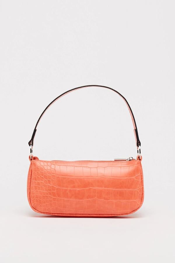 Este bolso tipo baguette con tejido efecto cocodrilo en color naranja tiene cierre de cremallera y cuesta 11,85 euros.