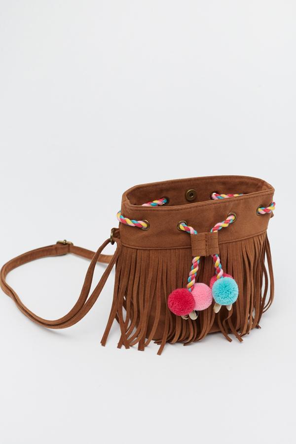 Este bolso de flecos en color marrón, cuenta con cordón ajustable de colores y adornos de pompones. También tiene cierre mediante imán y cuesta 9,05 euros.
