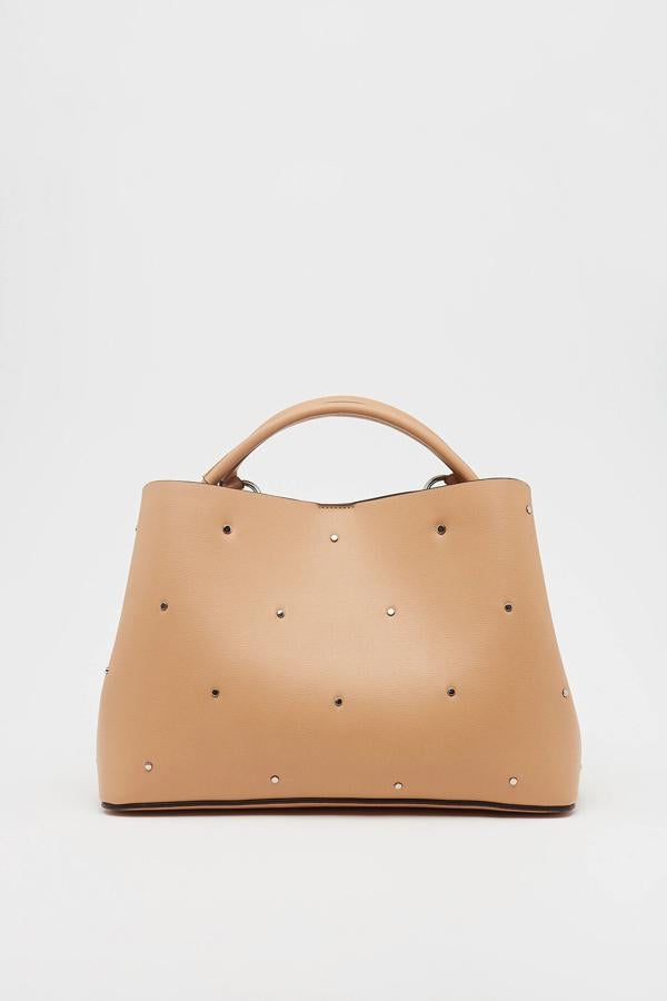 Este bolso en color beige se convertirá en tu mejor aliado para el día a día. Con tachuelas en el exterior y compartimentos en el interior, tiene tanto asa corta como larga extraíble. Ahora cuesta 16,05 euros.