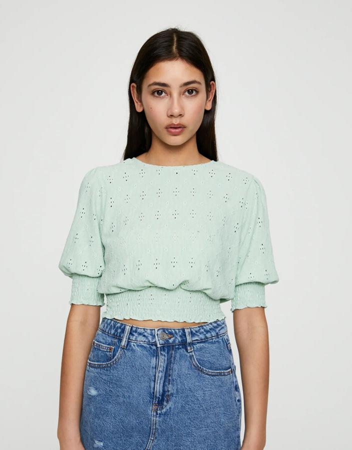 En color menta (también disponible en hielo y malva), esta camiseta en tejido bordado suizo cuenta con goma en el bajo y tiene un precio de 15,99 euros.