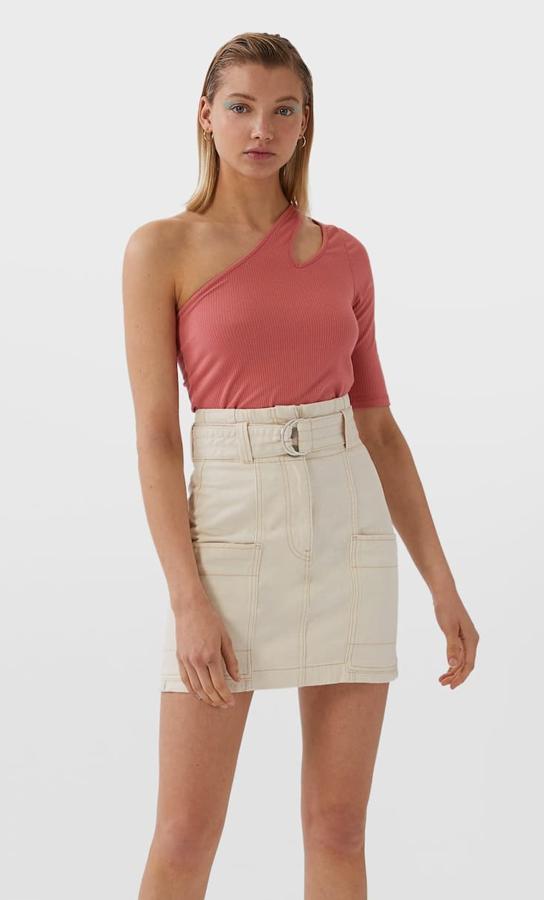 En color rosa, esta camiseta cut out asimétrica promete dar mucho juego a tus looks. Disponible también en negro y blanco, está rebajada a la mitad de su precio, y ahora cuesta 6,49 euros.