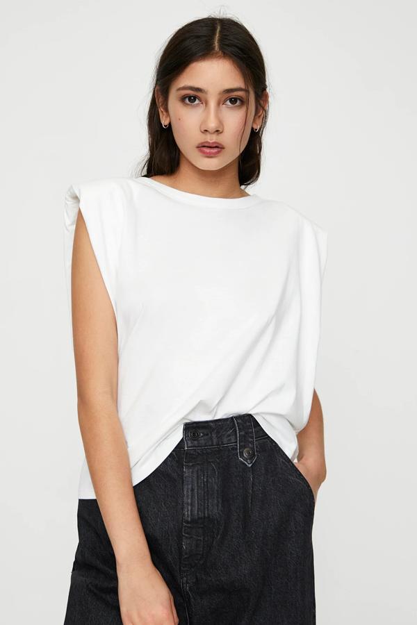 Las camisetas de manga sisa con hombreras se han convertido en los básicos más deseados de la temporada. Esta, en color blanco (aunque también está disponible en negro), tiene un precio de 15,99 euros.