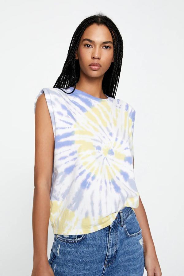 El efecto tie-dye ha regresado con fuerza. Pull & Bear nos propone esta camiseta de algodón en tonos amarillos y lilas con manga sisa que cuesta 15,99 euros.