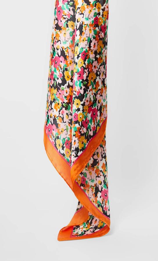 Los colores y las flores son los protagonistas de este pañuelo que tras el descuento, tiene un precio de 2,99 euros.
