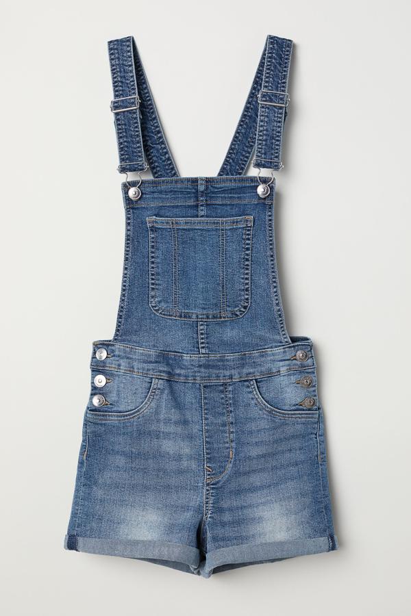 Uno de los petos más populares es el denim corto, como este de H&M, de tejido elástico y tirantes ajustables. Está rebajado, y tiene un precio de 13,99 euros.