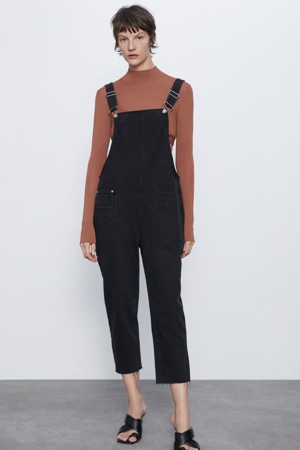 Zara también se apunta a los petos denim, como este con escote cuadrado en color negro. Con detalle de bajo deshilachado y tirante ancho, tiene un precio de 39,95 euros.