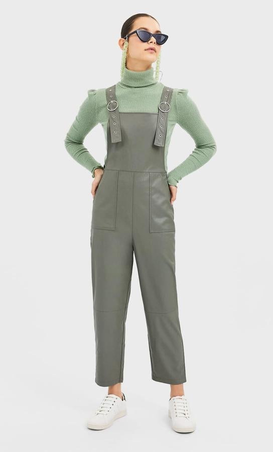 Aunque a priori pueda parecernos un tejido poco habitual para un peto, Stradivarius apuesta por este de efecto piel en tono verde y que está rebajado a 17,99 euros.