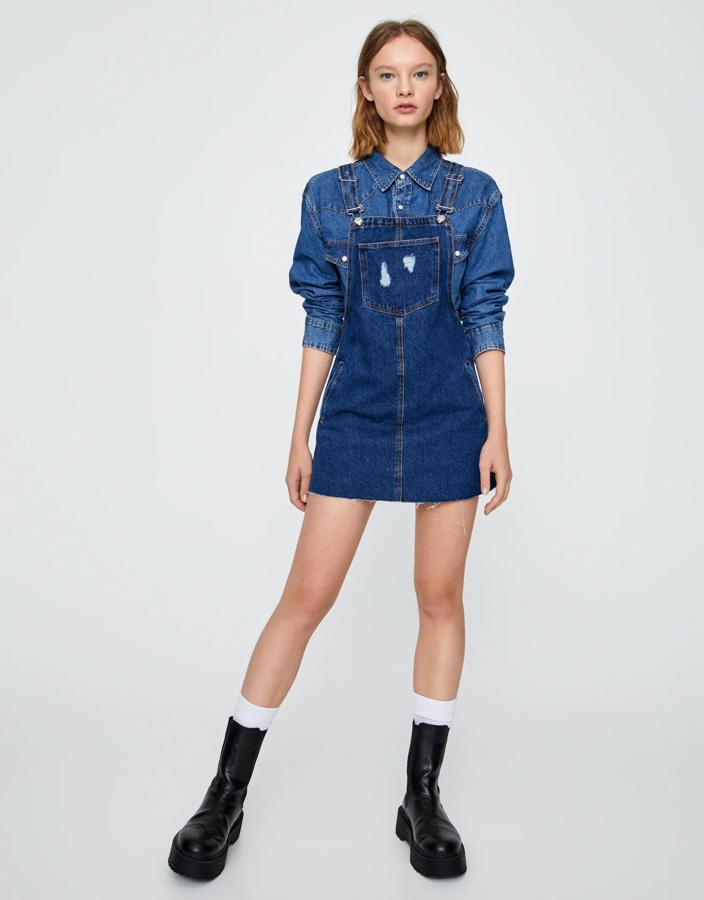 En denim oscuro, este peto de Pull & Bear con logo en la parte trasera y tirantes ajustables tiene un precio de 19,99 euros.