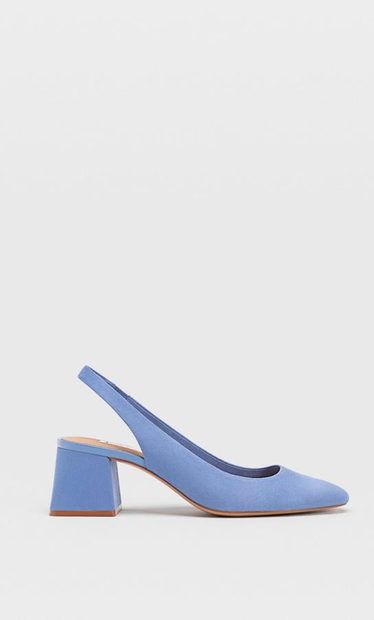 Este zapato destalonado con tacón de 5 centímetros está disponible en color azul, negro y verde mental. Con punta cuadrada, tiene un precio de 13,99 euros.