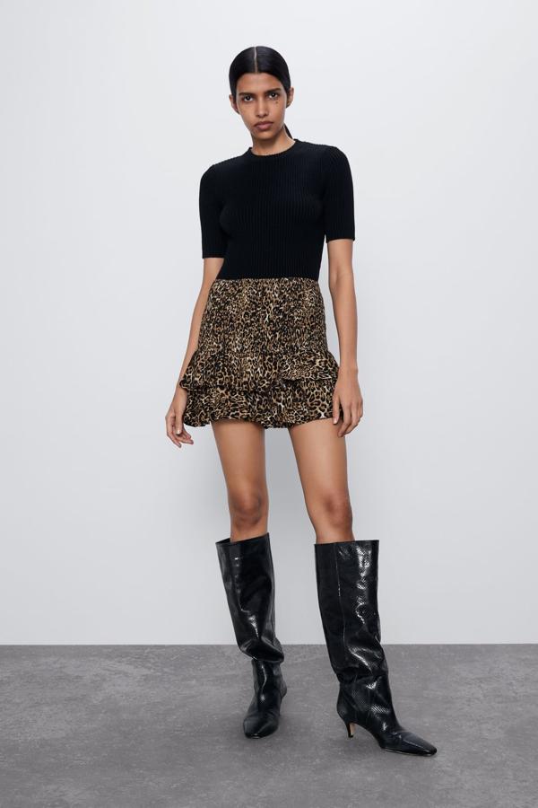 Esta falda mini con bajo acabado en volantes pertenece a la colección sostenible de Inditex, Join Life, y podemos encontrarla en el catálogo de Zara. De tiro alto con cintura elástica tipo nido de abeja, costaba 22,95 euros y ahora podemos comprarla por 12,99 euros. Está disponible en las tallas XS, S y M.