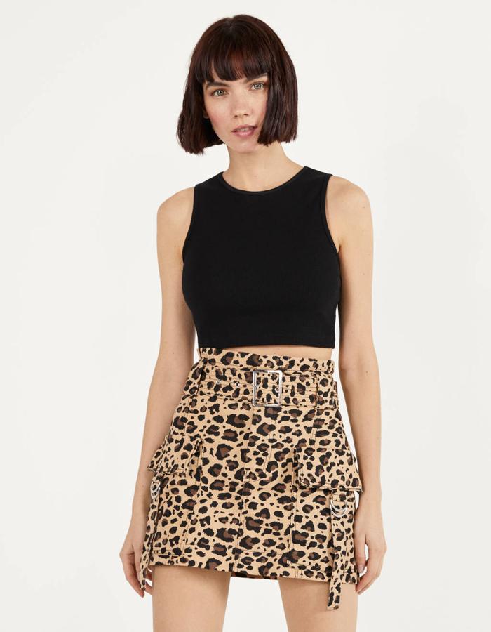 Diseño cargo y estampado de leopardo en tonos camel para esta falda mini de Bershka con cinturón a tono. Cuesta 19,99 euros y está disponible entre las tallas 32 y 40.