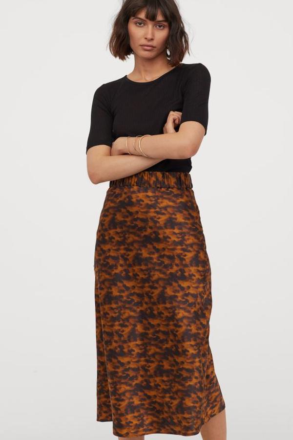 Confeccionada en seda, con cintura elástica y estampado de leopardo clásico ligeramente difuminado, esta falda de H&M tiene el largo hasta debajo de la rodilla. Cuesta 89,99 euros y está disponible entre las tallas 34 y 46, aunque se está agotando en la 42, 44 y 46.