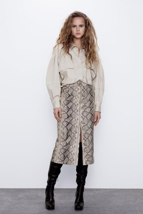 El estampado de serpiente también tiene cabida en esta selección gracias a esta falda midi de tiro alto con falsos bolsillos delanteros de Zara. El bajo tiene abertura en el frontal y la espalda. Cuesta 25,95 euros y está disponible entre las tallas XS y XL.