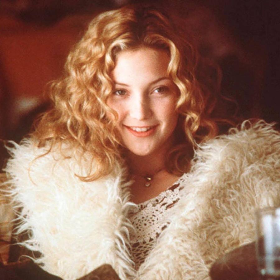 Un rizo suave pero perfectamente ondulao y un corte de melena con la raya al medio que sublima el volumen a ambos lados de la cara. Este look setentero que recrea Kate Hudson para Almost Famous (la película que le valió una nominación a los Óscar en 2001) lo enarbolaría a finales de los 90 y principios de los 2000 Sarah Jessica Parker en su papel definitivo: Carrie Bradshaw en Sexo en Nueva York