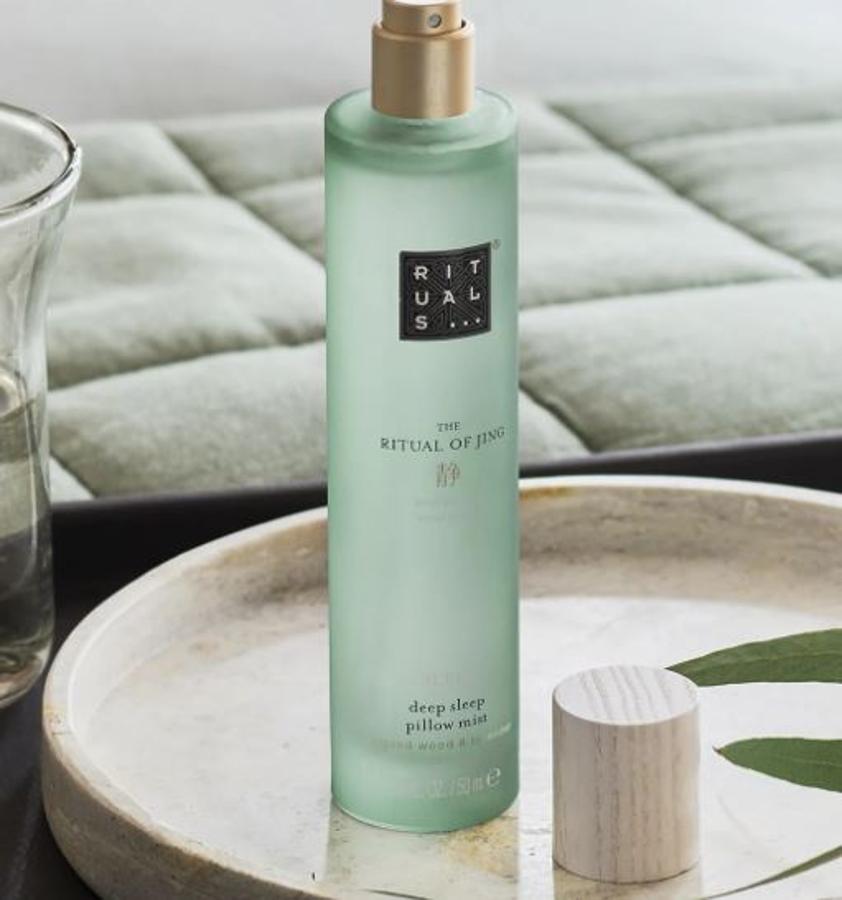 The Ritual of Jing es uno de los best sellers de Rituals, (17,50 euros). Se trata de una bruma de almohada con lavanda y madera sagrada que relaja, alivia el estrés y consigue que descanses más y mejor. ¿Cómo funciona? Debes pulverizarla en la almohada ntes de lavarte los dientes antes de irte a la cama, es decir, cinco minutos antes de acostarte. Después, cierra los ojos y a dormir.