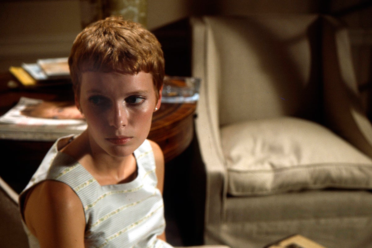 Si quieres arriesgar tu pixie aún más, el de Mia Farrow en 'La semilla del diablo' (1968) es perfecto. Con microflequillo, patillas y largo por encima del cuello.