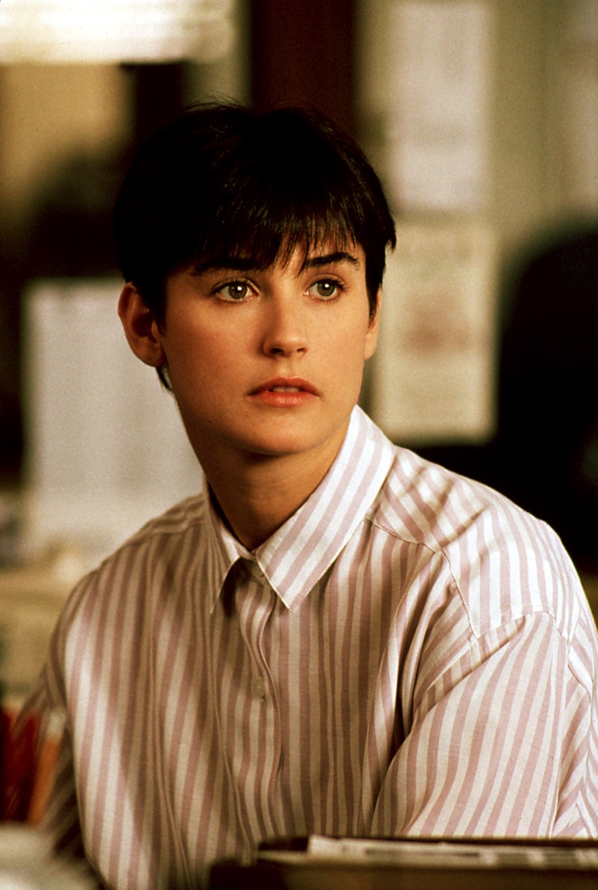 El pixie a tazón de Demi Moore en 'Ghost' (1990) ha sido uno de los cortes de pelo más copiados de los años 90 junto con las famosas capas de Jennifer Aniston. Un hairstyle de culto, femenino y romántico, con el que perder el miedo a las tijeras y al pelo corto.