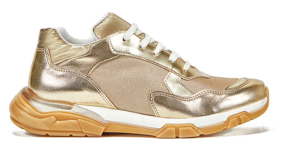 Deportivas con efecto metalizado, de Marella (185 €).