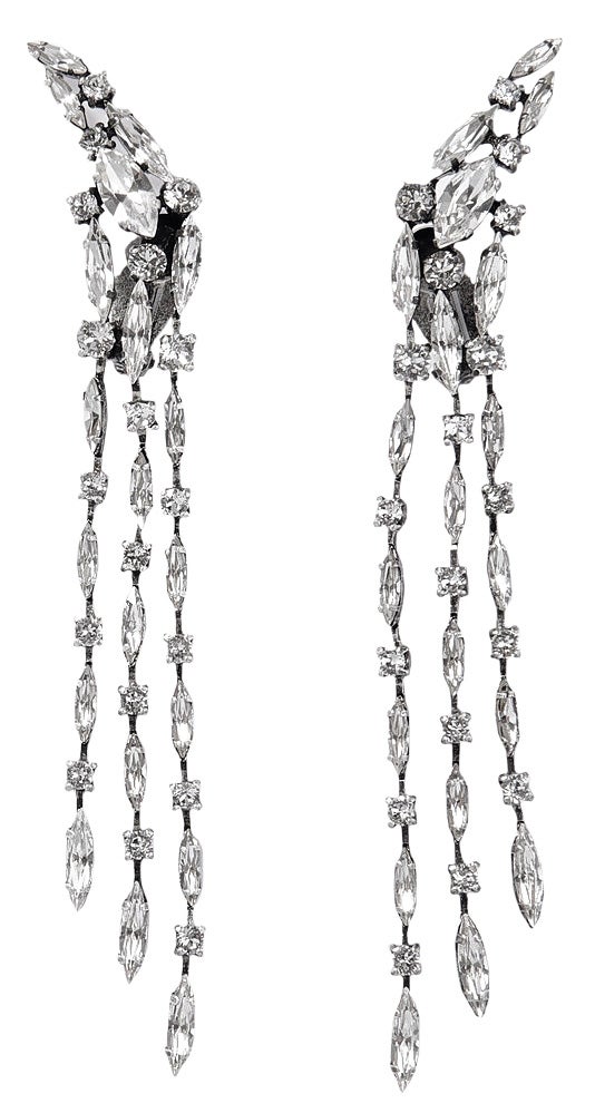 Pendientes bañados en plata con cristales facetados, de Saint Laurent (895 €).