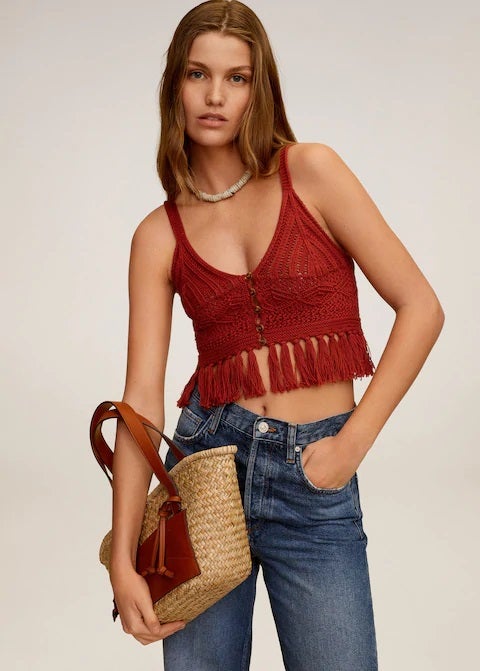 Consigue un look 100% veraniego con este top crochet con flecos de Mango. (19,99 euros).