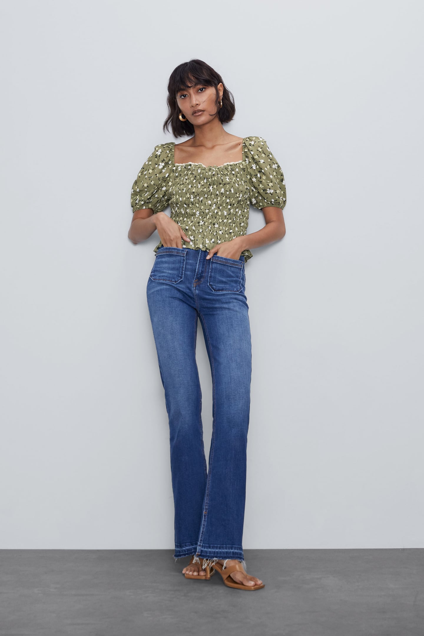 Top fruncido de Zara con escote cuadrado. (22,95 euros).