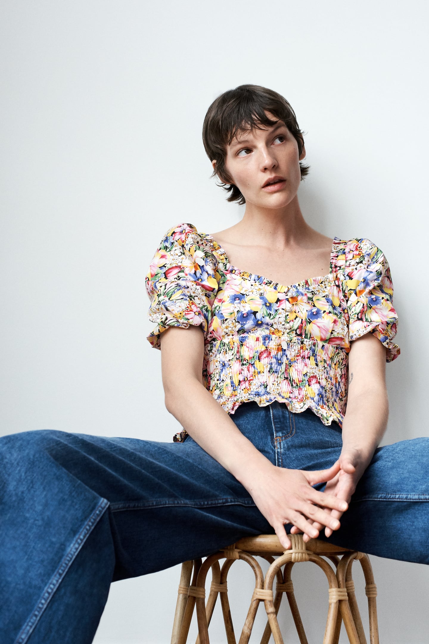 ¿Puede haber un top más tendencia que este de Zara con estampado de flores, cuerpo fruncido, magas abullonadas y escote a pico? ¡No! (25,95 euros)
