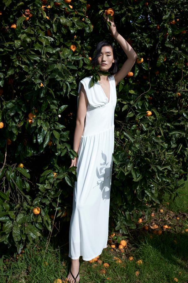 Vestido largo, en color blanco con tres piezas diferenciadas, de Zara (29,95 euros).