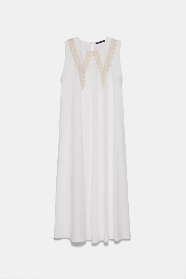 Vestido largo de vuelo con cuello de pico bordado en crochet, de Zara (29,95 euros).
