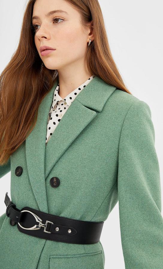 Con diseño ancho y argolla metálica en color plateado, este cinturón de Stradivarius está rebajado y de 7,99 euros ha pasado a costar 3,99 euros. Está disponible en las tallas 70, 80 y 90, aunque la última se está agotando.