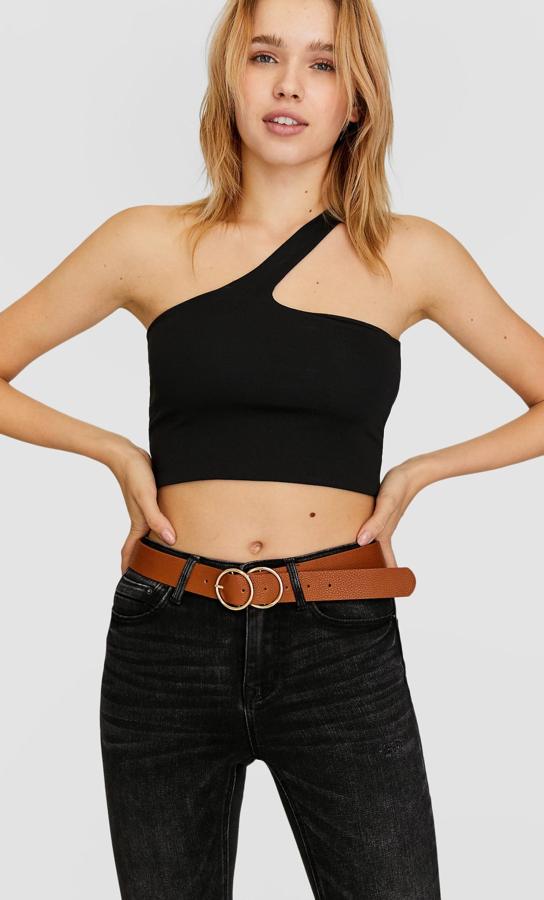 Otra de las propuestas de Stradivarius es este bonito cinturón con doble hebilla cruzada en color camel. Cuesta 7,99 euros y está disponible en las tallas 70 y 80.