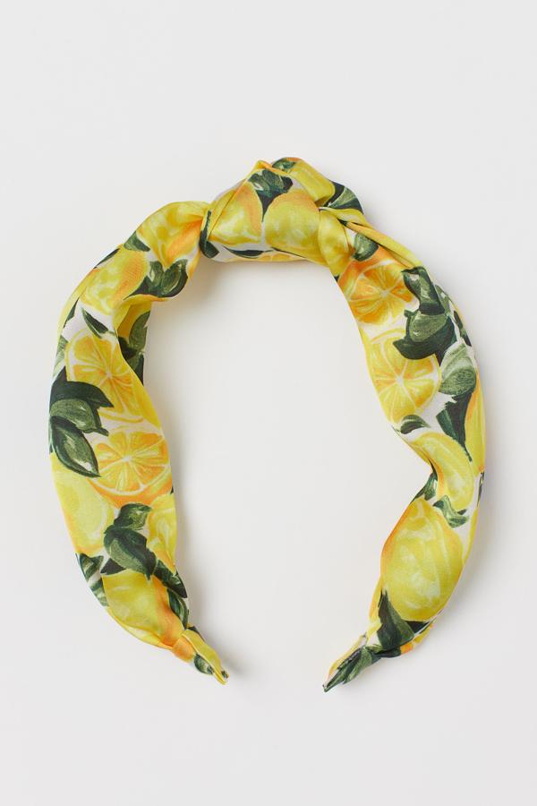 Diadema de tela de la colección de verano de H&M con estampado de limones (7,99 euros).