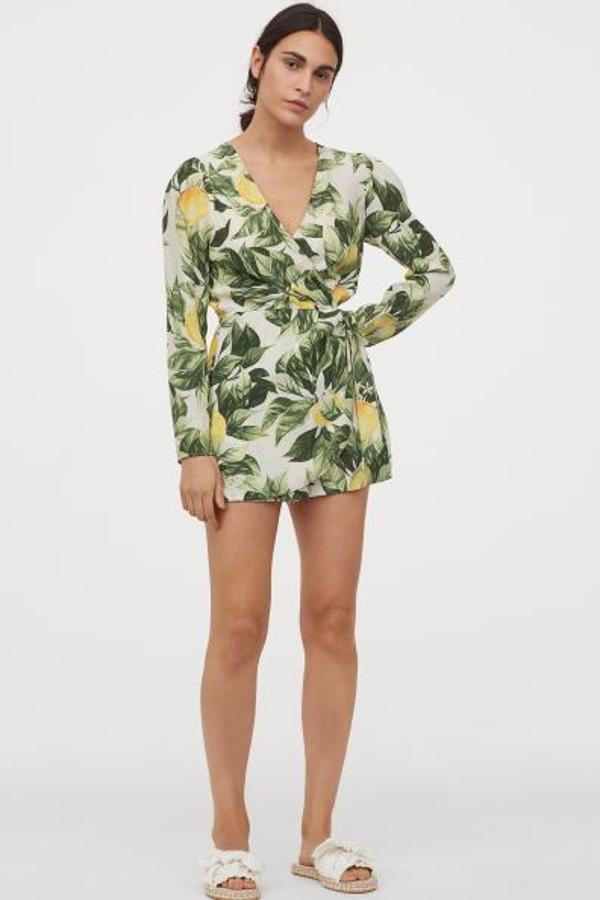 Mono corto de manga larga y efecto pareo, de la colección de verano de H&M (34,99 euros).