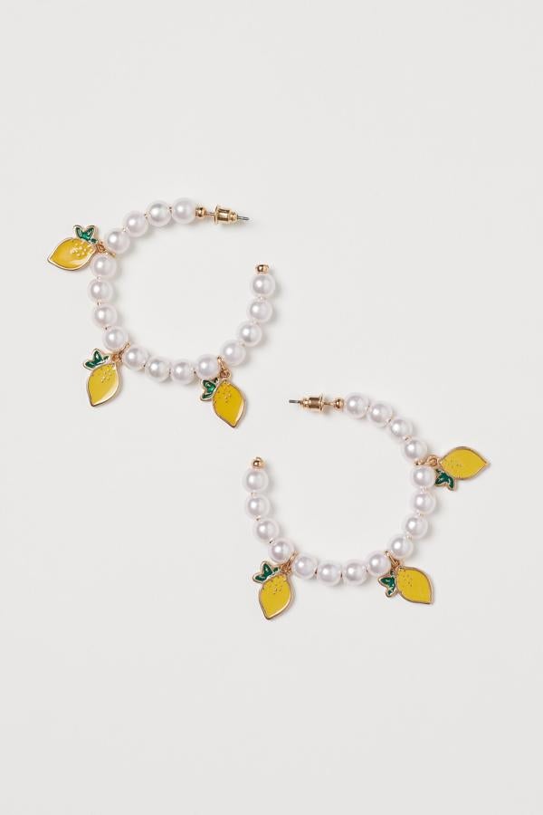 Pendientes en forma de aro de perlas con detalles de limones, de H&M (7,99 euros).
