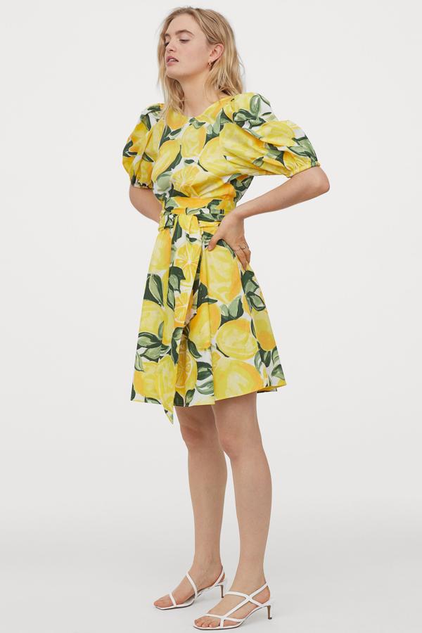 Vestido mini con manga abullonada y lazada a la cintura, de la colección de verano de H&M con estampado de limones (39,99 euros):