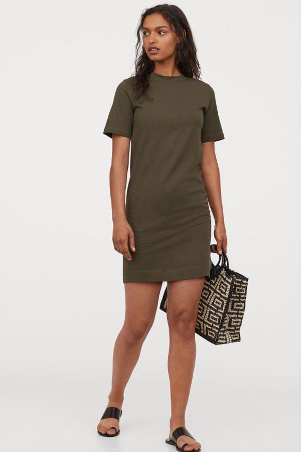 En versión corta, confeccionada en punto de algodón gruso y con cuello redondo, este vestido camiseta en color caqui es de H&M y tiene un precio de 14,99 euros. Está disponible en las tallas XXS, S, L y XL, aunque se están agotando todas.