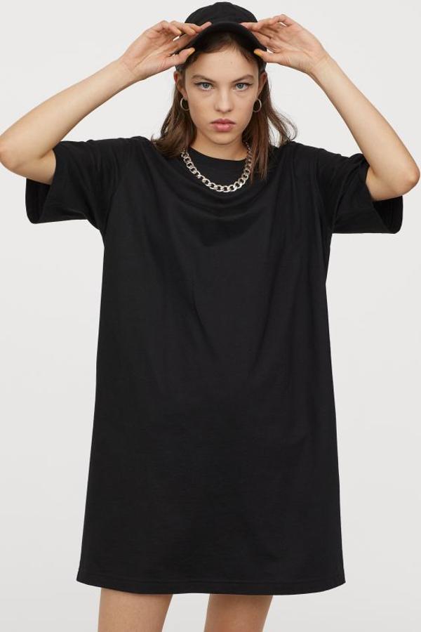 Otra de las propuestas de H&M es este vestido camiseta en versión corta y recta, con hombros caídos y cuello elástico de canalé. Cuesta 9,99 euros y tenemos que esperar a que vuelva, porque se ha agotado en todas las tallas.